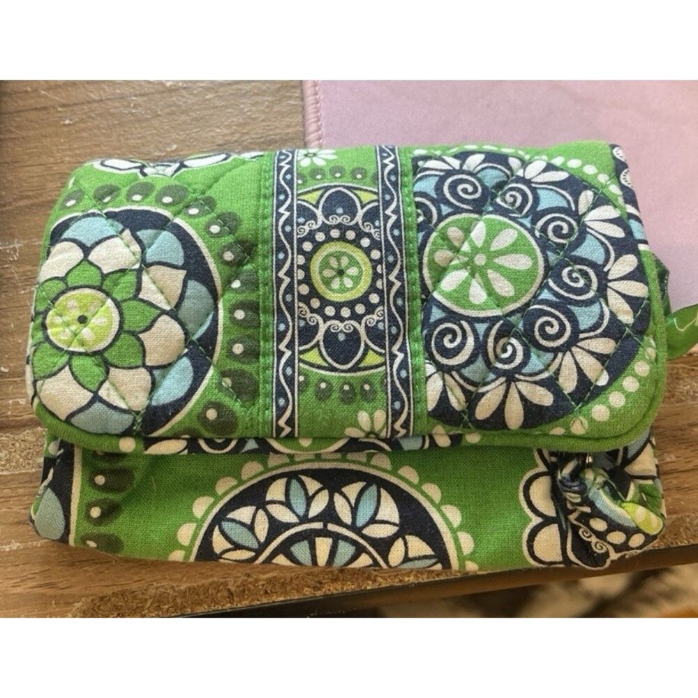 Vera Bradley Cupcake Green Retired Bilfold Wallet Magnet Close ID Card Pocket - Picture 6 of 6
